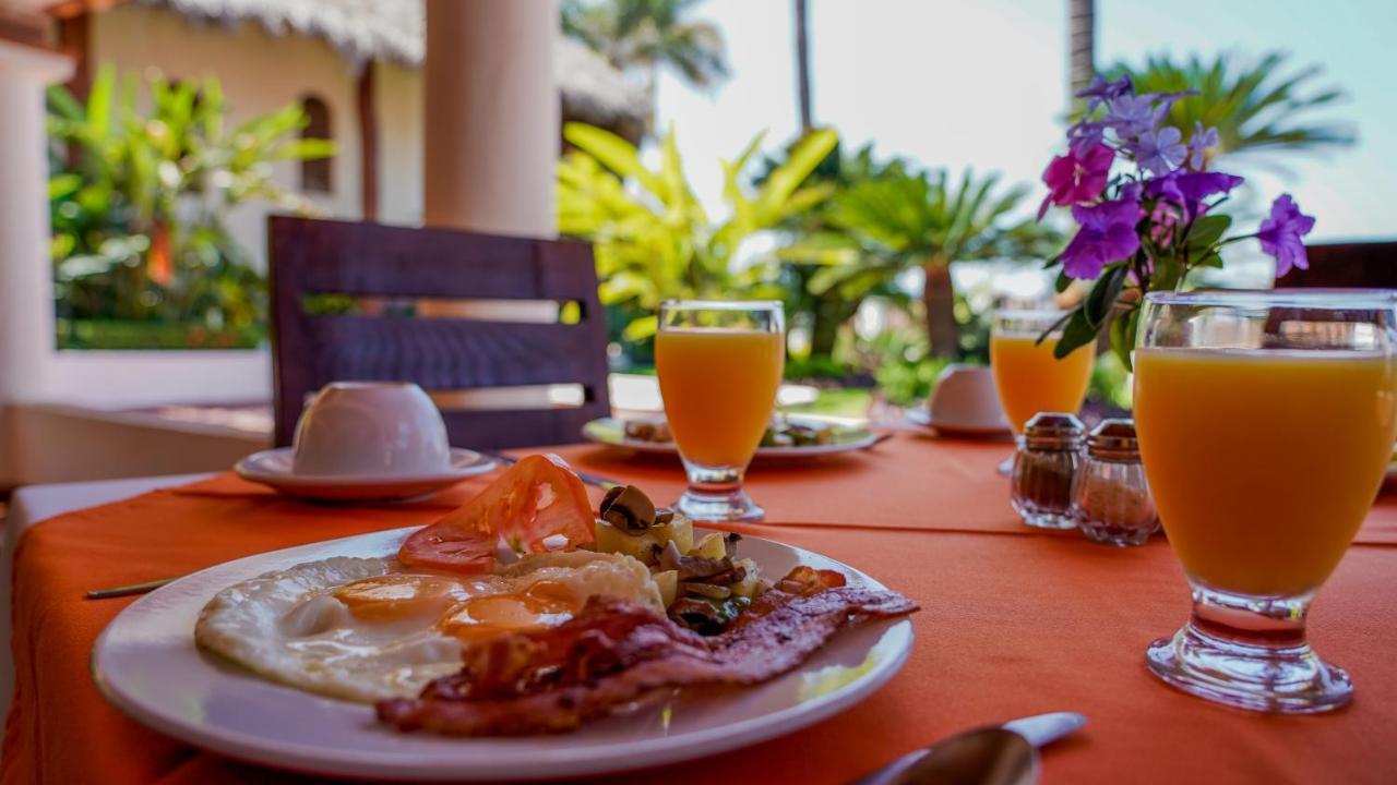 Tropicana Hotel Puerto Vallarta Bagian luar foto