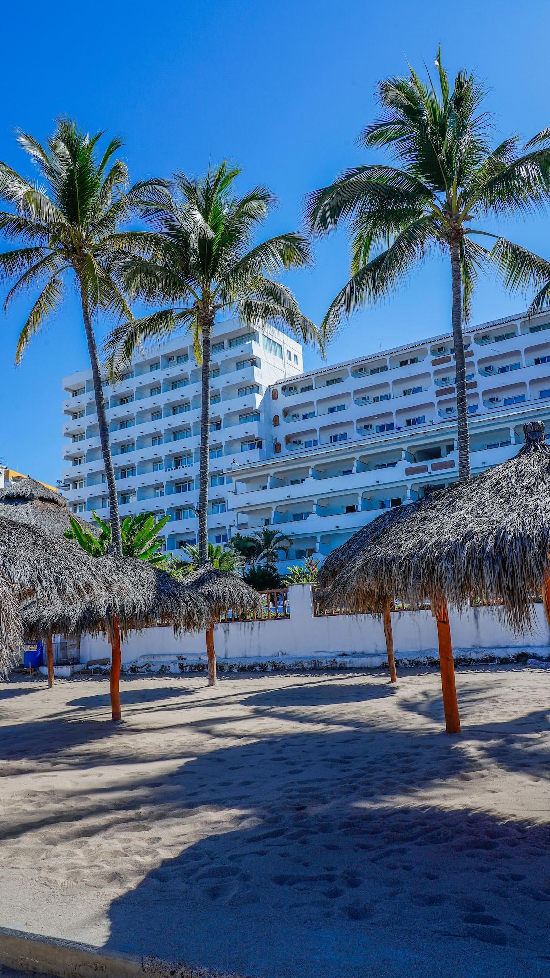 Tropicana Hotel Puerto Vallarta Bagian luar foto