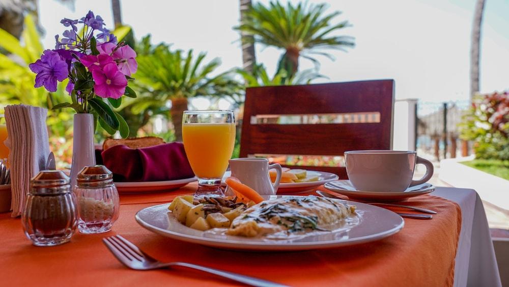 Tropicana Hotel Puerto Vallarta Bagian luar foto