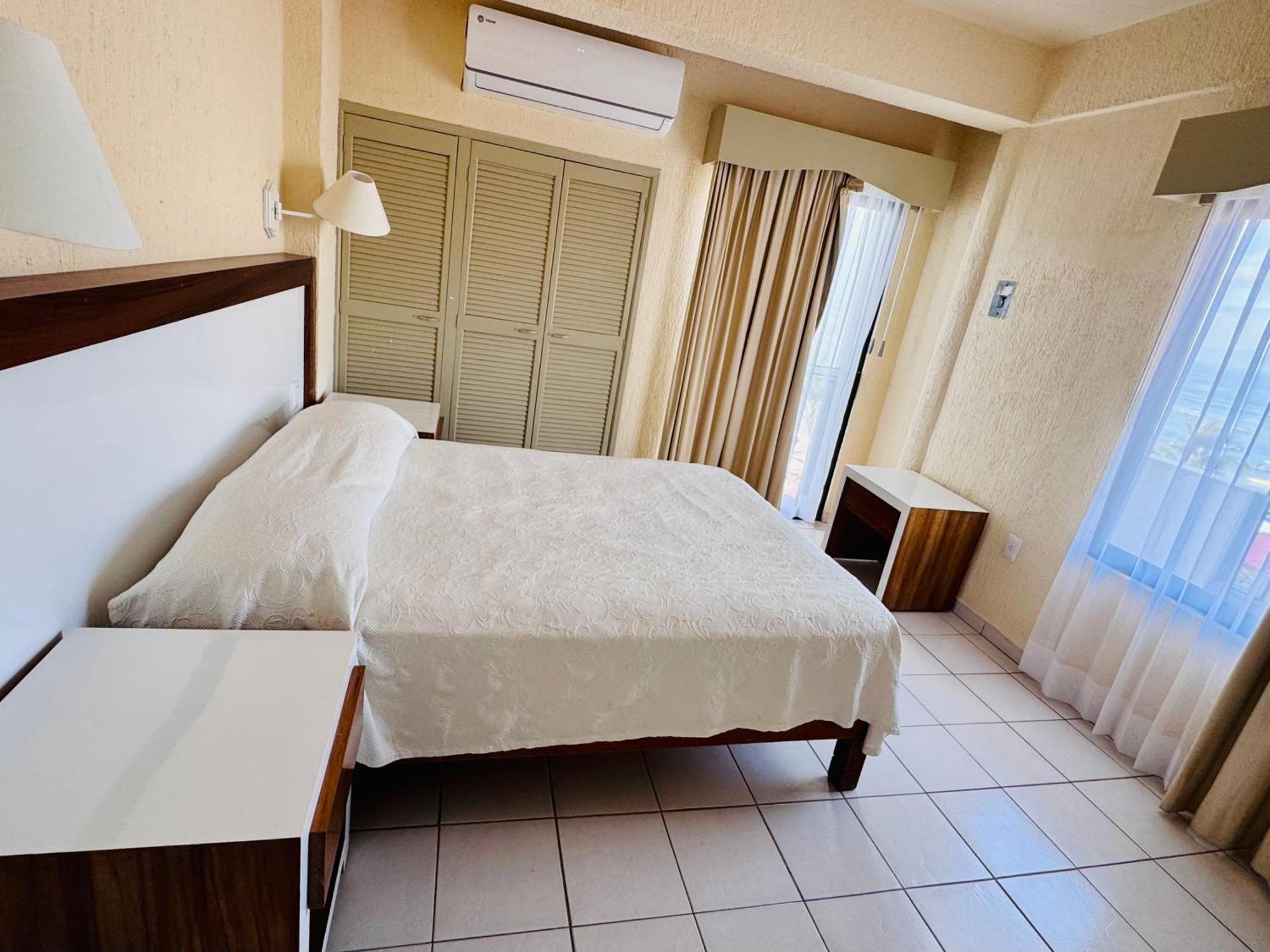 Tropicana Hotel Puerto Vallarta Bagian luar foto